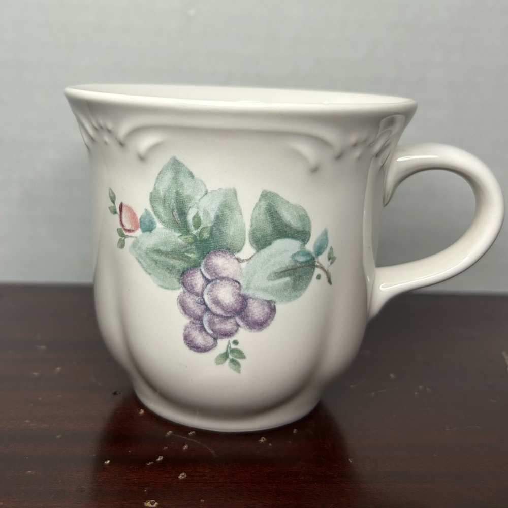 Pfaltzgraff Cream Mug with Purple and Green Grape‎ Design